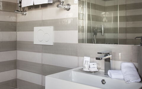 Villa Gilda: Interior Design, Pavimentazione, Idraulico Fixture, Pavimento, Bagno, Soffitto, Lavello, Piastrella, Gabinetto, Idraulico
