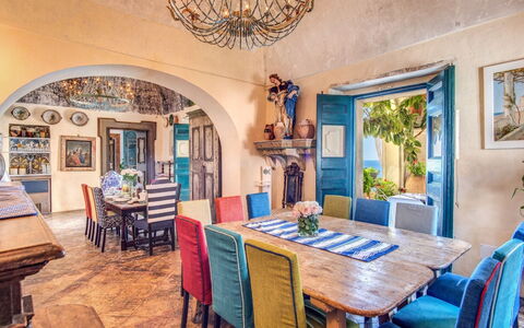 Villa Positano: Mobilia, Parete, Interior Design, Tavolo, Sedia, Illuminazione, Architettura, Pavimentazione, Sala Da Pranzo, Casa