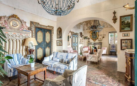 Villa Positano: Mobilia, Parete, Interior Design, Pavimentazione, Sedia, Soggiorno, Camera, Cornice, Soffitto, Pianta Della Casa