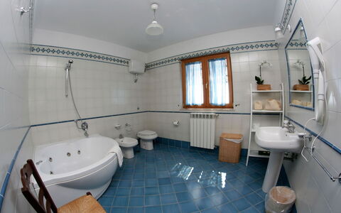 Villa Sant'Agata: Idraulico Fixture, Pavimentazione, Interior Design, Pavimento, Bagno, Rubinetto, Idraulico, Lavello, Vasca Da Bagno, Camera