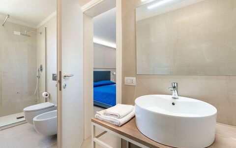 Casa sul Mare: Pavimentazione, Interior Design, Pavimento, Soffitto, Camera, Mobilia, Idraulico Fixture, Bagno, Appartamento, Idraulico