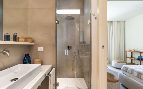 Villa del Faro: Interior Design, Pavimentazione, Bagno, Pavimento, Parete, Idraulico Fixture, Legna, Mobilia, Soffitto, Camera