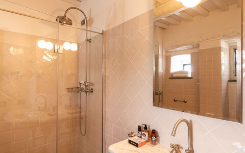 Agatea: Parete, Pavimentazione, Bagno, Interior Design, Pavimento, Idraulico Fixture, Soffitto, Lavandino Del Bagno, Idraulico, Casa