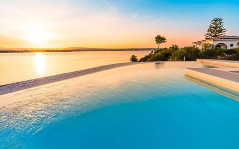 Villa Vernissage: Blu, Acqua, Corpo D'Acqua, Orizzonte, Mare, Costiera E Morfologie Oceanic, Oceano, Piscina, Lago, Costa