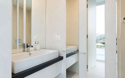 Villa Contemporanea: Interior Design, Pavimentazione, Parete, Pavimento, Idraulico Fixture, Bagno, Legna, Soffitto, Casa, Rubinetto