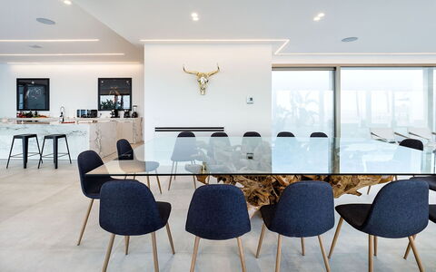 Villa Alcantara: Mobilia, Interior Design, Pavimentazione, Legna, Pavimento, Tavolo, Sedia, Cucina & Sala Da Pranzo Tavolo, Illuminazione, Sala Da Pranzo