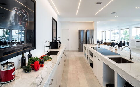 Villa Alcantara: Cucina, Interior Design, Controsoffitto, Pavimentazione, Mobilia, Pavimento, Soffitto, Illuminazione, Cabinetry, Elettrodomestico Da Cucina