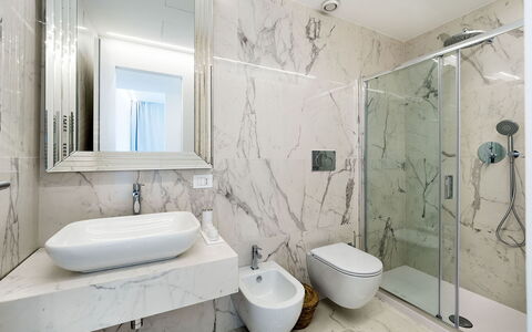 Villa Alcantara: Pavimentazione, Interior Design, Idraulico Fixture, Bagno, Pavimento, Specchio, Lavello, Rubinetto, Idraulico, Gabinetto