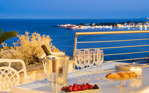 Villa Taormina- Baya Bella: Acqua, Corpo D'Acqua, Mobilia, Mobili Da Esterno, Tavolo, Sedia, Mare, Orizzonte, Ricorrere, Tavolo Esterno