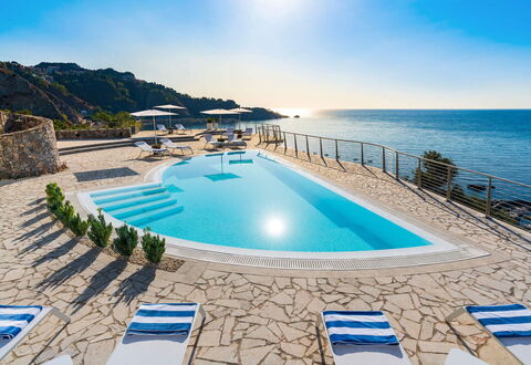 Villa Taormina- Baya Bella: Blu, Acqua, Corpo D'Acqua, Piscina, Costiera E Morfologie Oceanic, Mare, Costa, Ricorrere, Spiaggia, Mobili Da Esterno