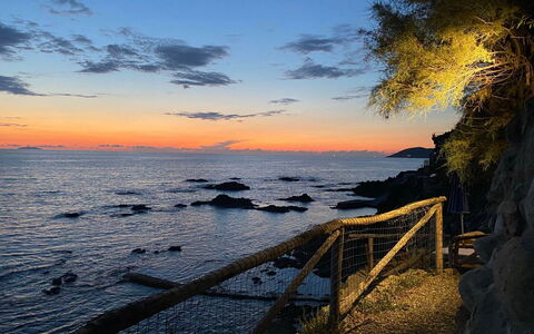 Vistamare: Blu, Acqua, Corpo D'Acqua, Orizzonte, Roccia, Crepuscolo, Costa, Costiera E Morfologie Oceanic, Mare, Tramonto