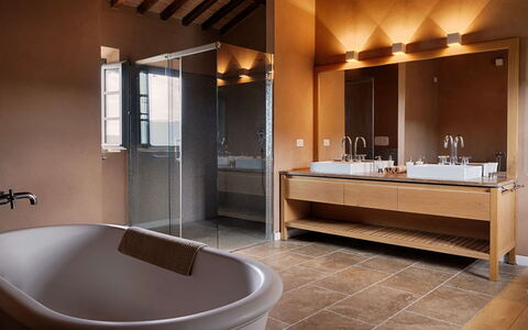 Villa Collinette: Idraulico Fixture, Interior Design, Pavimentazione, Bagno, Rubinetto, Lavello, Idraulico, Mobilia, Lavandino Del Bagno, Illuminazione