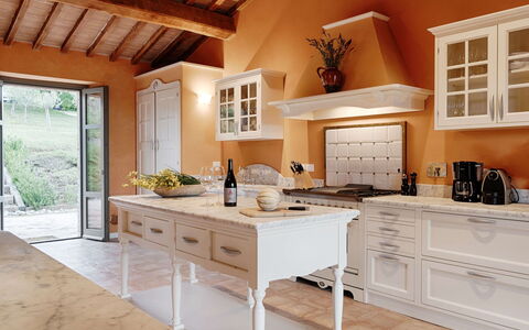Villa Collinette: Mobilia, Interior Design, Cucina, Cabinetry, Pavimentazione, Controsoffitto, Legna, Pavimento, Soffitto, Casa