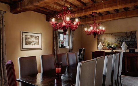 Villa Collinette: Mobilia, Interior Design, Parete, Lampadario, Rosso, Lampada, Soffitto, Illuminazione, Tavolo, Sala Da Pranzo
