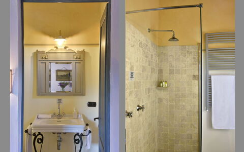 Villa Asia: Bagno, Idraulico Fixture, Parete, Interior Design, Pavimentazione, Rubinetto, Illuminazione, Idraulico, Lampada, Pavimento