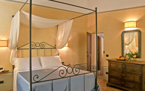 Villa Asia: Mobilia, Interior Design, Letto, Parete, Camera Da Letto, Pavimento, Pavimentazione, Soffitto, Camera, Bedding