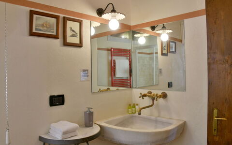 Villa Anima: Lavandino Del Bagno, Specchio, Parete, Interior Design, Idraulico Fixture, Bagno, Lampada, Lavello, Soffitto, Rubinetto