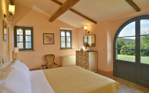 Villa Ginevra: Parete, Camera Da Letto, Mobilia, Letto, Casa, Interior Design, Telaio Del Letto, Casa, Bedding, Lenzuolo