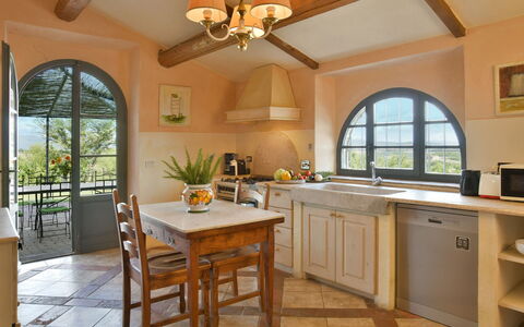 Villa Ginevra: Mobilia, Interior Design, Pavimentazione, Cucina, Legna, Soffitto, Sedia, Controsoffitto, Pavimento, Cabinetry