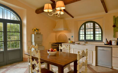 Villa Ginevra: Mobilia, Interior Design, Pavimentazione, Legna, Pavimento, Soffitto, Lampada, Cucina, Sedia, Illuminazione