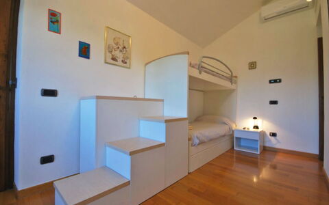 Villa Sarzana: Interior Design, Pavimentazione, Pavimento, Legna, Camera Da Letto, Mobilia, Soffitto, Camera, Letto, Illuminazione