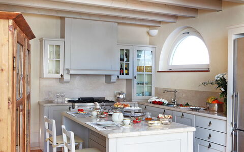 Tenuta le Selve: Mobilia, Cucina, Interior Design, Controsoffitto, Pavimentazione, Legna, Cabinetry, Elettrodomestico Da Cucina, Casa, Illuminazione