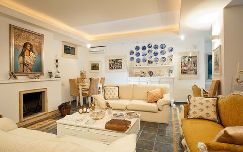Villa Teresa: Mobilia, Interior Design, Divano, Pavimentazione, Soffitto, Legna, Tavolo, Soggiorno, Pavimento, Camera