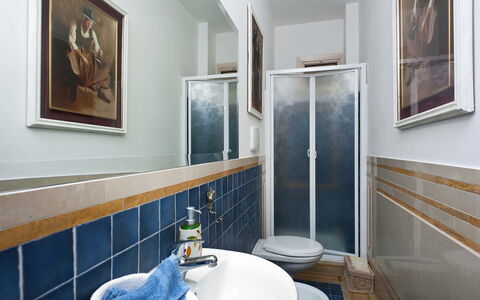 Villa Teresa: Pavimentazione, Interior Design, Pavimento, Idraulico Fixture, Piastrella, Bagno, Soffitto, Idraulico, Specchio, Lavandino Del Bagno