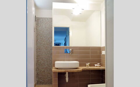 Terrazza Dell'Elba: Parete, Bagno, Pavimentazione, Interior Design, Idraulico Fixture, Pavimento, Lavandino Del Bagno, Idraulico, Specchio, Lavello
