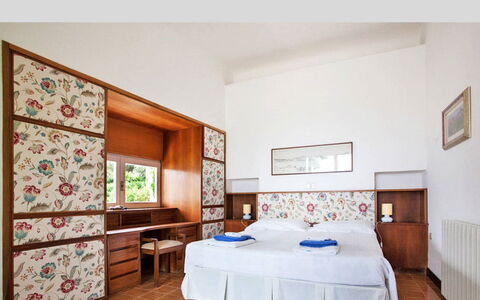 Terrazza Dell'Elba: Interior Design, Pavimentazione, Pavimento, Mobilia, Camera Da Letto, Camera, Soffitto, Letto, Appartamento, Lenzuolo