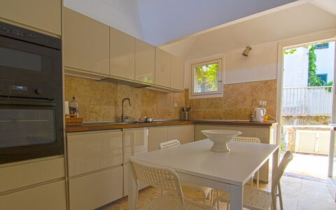 Terrazza Dell'Elba: Cucina, Interior Design, Controsoffitto, Pavimentazione, Apparecchio Major, Legna, Elettrodomestico Da Cucina, Mobilia, Pavimento, Cabinetry