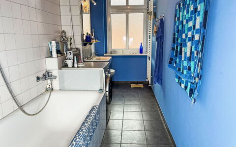 Regenbogen: Blu, Idraulico Fixture, Bagno, Vasca Da Bagno, Pavimentazione, Idraulico, Pavimento, Rubinetto, Lavello, Camera