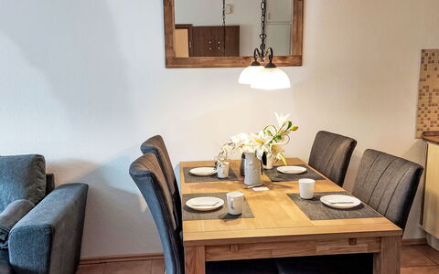 Elwi: Mobilia, Legna, Interior Design, Pavimentazione, Tavolo, Cucina & Sala Da Pranzo Tavolo, Sala Da Pranzo, Camera, Pavimento, Marrone