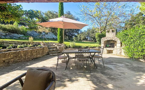 Mas du Castelet: Mobilia, Mobili Da Esterno, Sedia, Giardino, Flagstone, Tavolo, Tavolo Esterno, Shade, Backyard