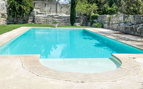 Mas du Castelet: Blu, Piscina, Materiale Composito, Calcestruzzo, Flagstone, Ricorrere, Giochi D'Acqua, Piastrella, Shade, Backyard