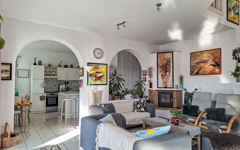 Bonika: Mobilia, Interior Design, Divano, Pavimentazione, Pavimento, Soggiorno, Soffitto, Tavolo, Camera, Appartamento