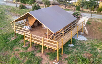 Glampingtent Zeus 500.20: Arbusto, Zona Residenziale, Portico, Giardino, Balcone, Shade, Mobili Da Esterno, Cortile, Sedia, Landscaping