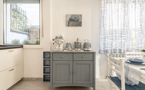 Casa Liliana Ac, Wifi, Forte Dei Marmi: Mobilia, Cabinetry, Interior Design, Cucina, Pavimentazione, Cassetto, Credenza, Controsoffitto, Pavimento, Sedia