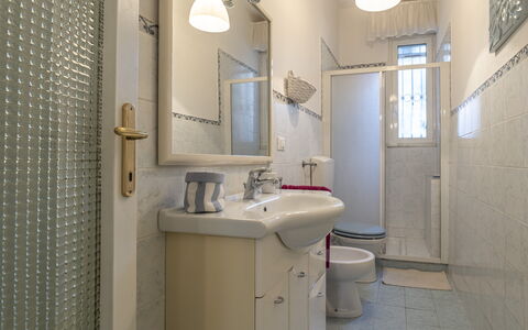 Casa Liliana Ac, Wifi, Forte Dei Marmi: Idraulico Fixture, Bagno, Lavandino Del Bagno, Pavimentazione, Pavimento, Interior Design, Lavello, Gabinetto, Rubinetto, Idraulico