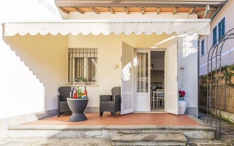 Casa Liliana Ac, Wifi, Forte Dei Marmi: Porta, Casa, Vaso Di Fiori, Mobilia, Portico, Tenda, Pianta Della Casa, Sedia, Struttura Esterna, Mobili Da Esterno