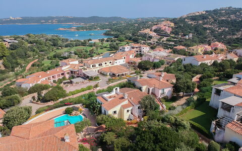 Porto Cervo Apartments Wifi And Ac: Casa, Zona Residenziale, Costa, Estate, Costiera E Morfologie Oceanic, Paesaggio, Casa, Mare, Insediamento Umano, Villaggio