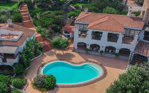 Porto Cervo Apartments Wifi And Ac: Zona Residenziale, Ricorrere, Estate, Hacienda, Piscina, Giardino, Villa, Landscaping, Dimora, Cortile