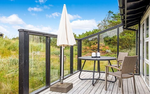 Cate - 900M from the Sea: Legna, Mobilia, Pavimentazione, Pavimento In Legno, Pavimento, Latifoglie, Deck, Portico, Sedia, Balcone