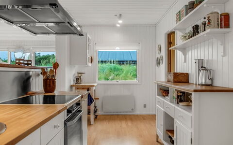 Cate - 900M from the Sea: Cucina, Elettrodomestico Da Cucina, Pavimentazione, Legna, Interior Design, Controsoffitto, Soffitto, Apparecchio Major, Pavimento, Elettrodomestico