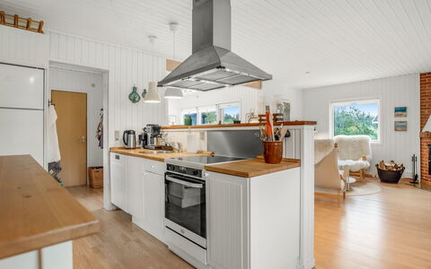 Cate - 900M from the Sea: Cucina, Pavimentazione, Controsoffitto, Legna, Elettrodomestico Da Cucina, Mobilia, Interior Design, Cabinetry, Pavimento, Apparecchio Major