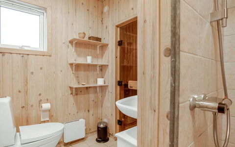 Cate - 900M from the Sea: Pavimentazione, Pavimento, Legna, Idraulico Fixture, Interior Design, Soffitto, Bagno, Camera, Gabinetto, Idraulico