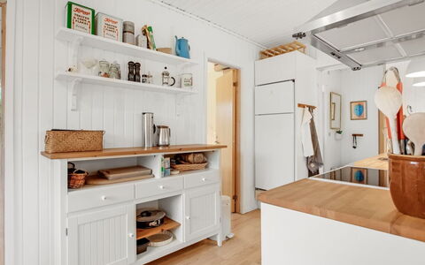 Cate - 900M from the Sea: Mobilia, Cucina, Interior Design, Cabinetry, Pavimentazione, Controsoffitto, Legna, Pavimento, Soffitto, Elettrodomestico Da Cucina