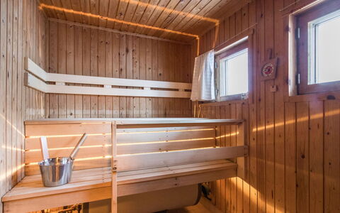Teknomaja: Mobilia, Interior Design, Pavimentazione, Pavimento, Tavolo, Soffitto, Cucina & Sala Da Pranzo Tavolo, Illuminazione, Sedia, Casa