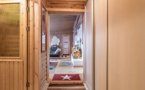Teknomaja: Mobilia, Interior Design, Pavimentazione, Pavimento, Tavolo, Soffitto, Cucina & Sala Da Pranzo Tavolo, Illuminazione, Sedia, Casa