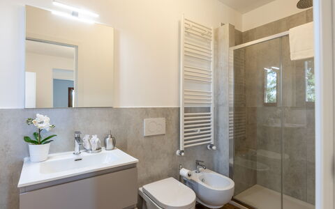 Poggio Padule: Pavimentazione, Pavimento, Interior Design, Bagno, Idraulico Fixture, Lavello, Soffitto, Rubinetto, Idraulico, Camera